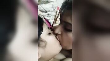 युगल वहाँ मना शादी की सालगिरह के साथ माँ महिलाओं