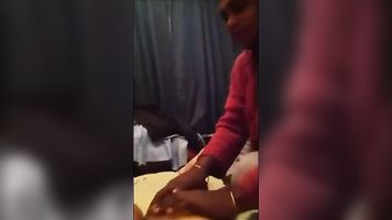 चमकती लुंड करने के लिए तमिल नौकरानी दे रही है, जबकि मालिश
