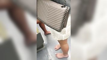 सेक्सी देसी पैर गर्म पैर मोटी जांघों और मिठाई सफेद पैर की उंगलियों