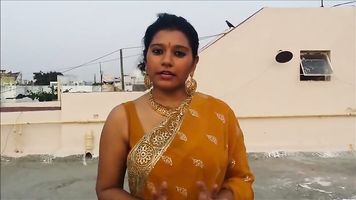 सुंदर भाभी साड़ी पहने हुए