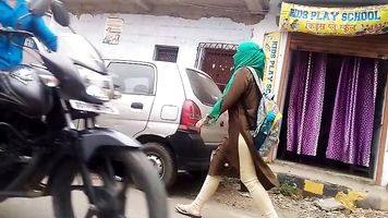गर्म चमड़े का मौजा लड़की घूमना...