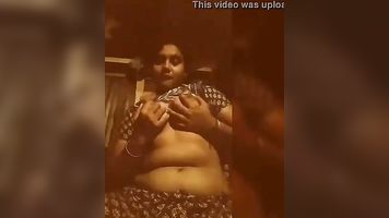 1153 भारतीय गांव लड़की कैम पर स्तन दिखा