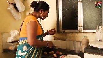 सेक्सी चाची Seduces मासूम लड़का