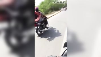 पंजाबी चाची बाइक पर मरोड़ते दे