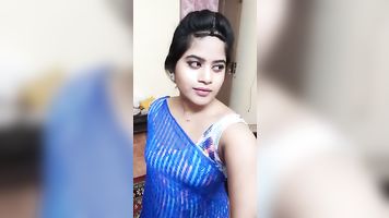 भारतीय लड़की बिस्तर में झूठ बोल रही है