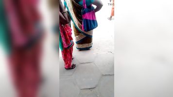 देसी किशोर लड़की बसस्टॉप में सुंदर दृश्य (सुंदर क्लोज अप)