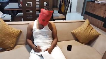 सोफे पे बैठकर चूत की गर्मी को मिटाया उसके बॉयफ्रेंड ने