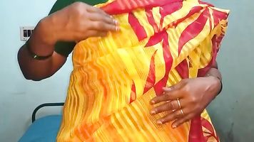 भारतीय चाची उसके स्तन दिखा रहा है और कराह रही