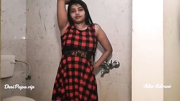 तमिल कॉलेज लड़की आलिया आडवाणी शॉवर ले रही है