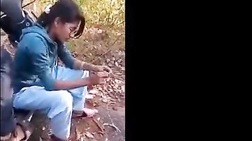 केरल भारतीय कॉलेज लड़की दोस्तों के साथ जंगल में गड़बड़ समूह