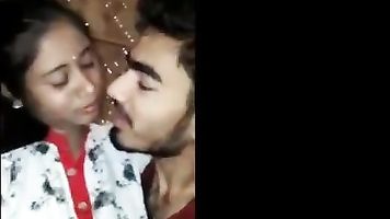 भारतीय कॉलेज प्रेमियों भावुक चुंबन के साथ खड़े सेक्स - DesiSex24.com