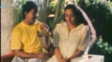 अविवाहित सुंदर जोड़ी का आनंद ले रहे पर तैरना पूल