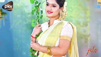 Saniya सेक्सी नाभि शो