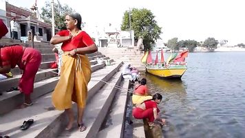 तमिल पुराने चाचियों स्नान गोंगा खुले तौर पर. विशाल बट & स्तन!!!