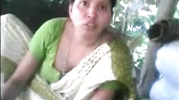 चाची खोलने ब्लाउज दिखा रहा है उसके विशाल स्तन
