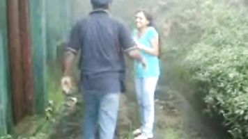 बरसात के दिन मासूम देसी के साथ उसके प्रेमी का आनंद ले रहे