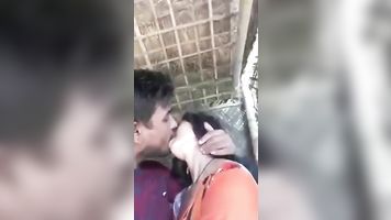 सेक्सी प्रेमिका प्यारा चुंबन के साथ