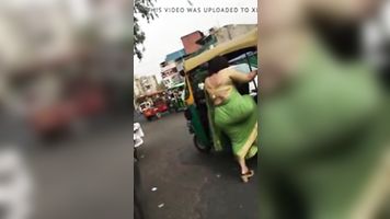 देसी बिग बट साड़ी में