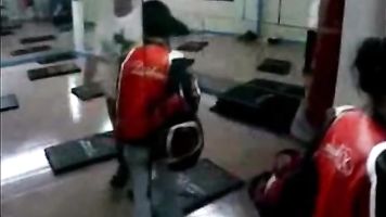 साहसी आदमी जिम में ट्रेनर के साथ यौन संबंध है / 100डेट्स