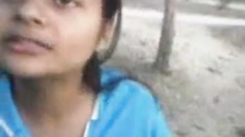 देसी लड़की उड़ाने का काम करने के लिए सड़क में