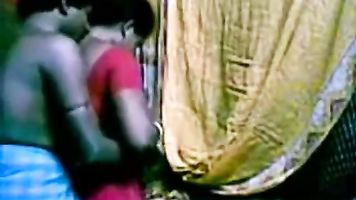 फिल्म-20130417-पीवी0001-मुंडियाम्पक्कम (आईटी) देसी 38 साल पुराने विवाहित सुंदर और प्यारा एमआईएलए चाची सुगंती ने रसोई में सेक्स पोर्न फिल्म में अपने 40 साल पुराने विवाहित घर के नौकर द्वारा गड़बड़ कर दिया