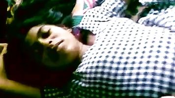 एमेच्योर स्तन और योनि के साथ खेल रहा है, जबकि वह सो रही है