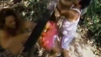 लड़की बाड़ करने के लिए बंधे और मजबूर