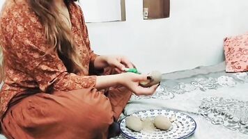 भारतीय घर नौकरानी गुदा सवारी के साथ जोर से कराह रही है और स्पष्ट हिंदी आवाज