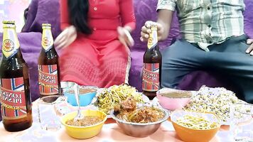 मालकिन ने साहिब के लिए विशेष भोजन बनाया और भोजन करते समय, उसने योनी को चूमा ।  हिंदी के साथ