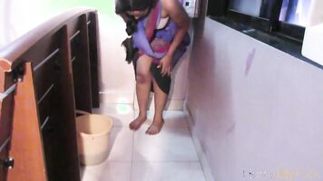 बड़े स्तन देसी नौकरानी के साथ घर की सफाई हो रही है, जबकि फिल्माया नग्न में तमिल तमिल अश्लील
