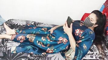 मुस्लिम लड़की हस्तमैथुन देख रहा है, जबकि अश्लील वीडियो अकेले