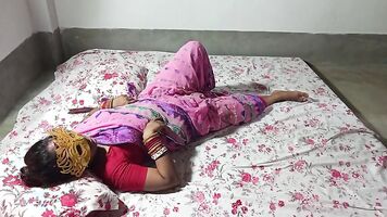 राजू नौकर बीमार मालकिन उसके पैरों की मालिश के बाद भारतीय सेक्स