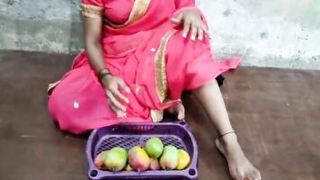 मोटा सड़क फल विक्रेता के साथ कॉस्ट्यूमर