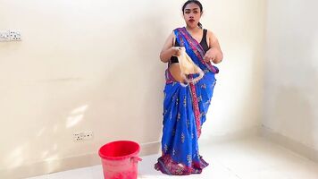 जबकि भारतीय सौतेली माँ ब्रा और पैंटी धोती थी, उसने सौतेले बेटे की पैंट उतार दी, फिर उसे चोदने के लिए कहा