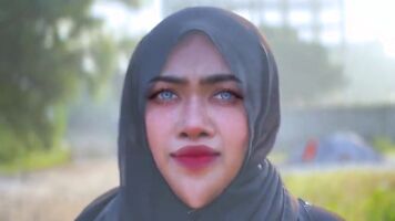 18 + हिजाब पहने मुस्लिम मासूम लड़की सड़क से घर लाया गया था और एक हिंदू आदमी द्वारा गड़बड़