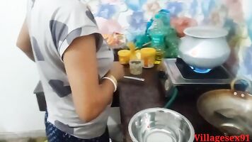 रसोई घर में एक लाल साड़ी में