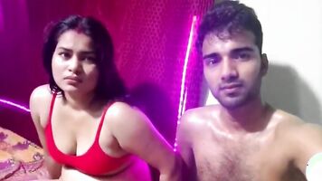 सुंदर और प्यारा धोखा दे भाभी उसके पति के दोस्त के साथ यौन संबंध है