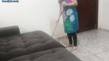 मैंने एक नौकरानी को एक अशोभनीय उपहार दिया । 