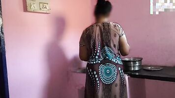 चाची रसोई घर में काम कर रहा था जब मैं उसके साथ सेक्स किया था