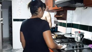 मेरी सौतेली माँ मुझे रसोई घर में एक स्वादिष्ट मौखिक देता है