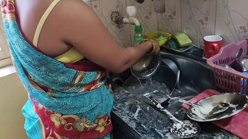 बरतन ढो राही कामवाली बाई को साहब ने चोदा