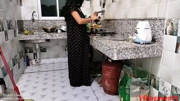 रसोई घर के साथ आबनूस पोशाक गृहिणी सेक्स ( गांव 91 द्वारा सरकारी फिल्म)