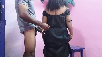 एक गर्म भारतीय चाची ने मेरे त्याग किए गए कंडोम को पाया और उसके साथ प्यारा सेक्स किया । 