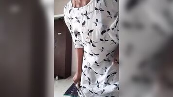 भारतीय गृहिणी बर्फ घन के साथ खेलते हैं