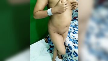 देसी चाची मरोड़ते