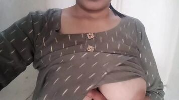 नव विवाहित भाभी को पेशाब करते हुए चुपके से देखा