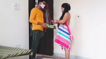 होटल के कमरे सेवा हमारे दरवाजे पर दस्तक दी और मेरी गृहिणी – डिलिवरी आदमी