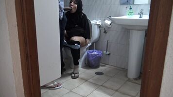 मुस्लिम फारसी, अफ्रीकी आप्रवासी सह उसके मुँह में