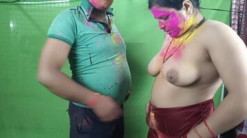 होली के दिन पूजा भाभी ने अपने पड़ोसी के बहनोई को फोन किया और गुलाल लगाने के बाद खूब चुदाई की । 