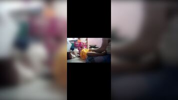 देसी गृहिणी चुंबन और स्तन दबाने